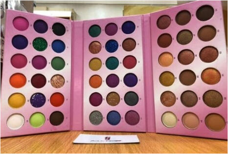 Adventure 54 colour eyeshadow 3in1